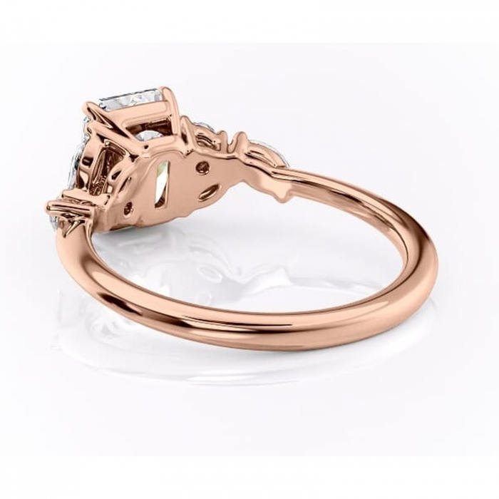 Inel de logodnă Emmeline din aur Rose 14kt cu moissanite tăietură radiantă – Pietre laterale rafinată pentru profil mediu | Personalizează și configurează gratuit online [4]