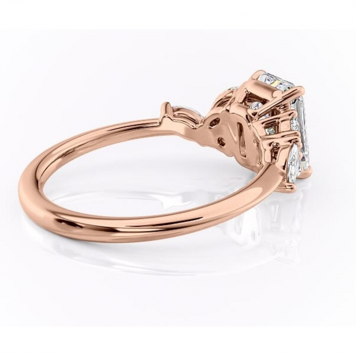 Inel de logodnă Emmeline din aur Rose 14kt cu moissanite tăietură radiantă – Pietre laterale rafinată pentru profil mediu | Personalizează și configurează gratuit online [3]