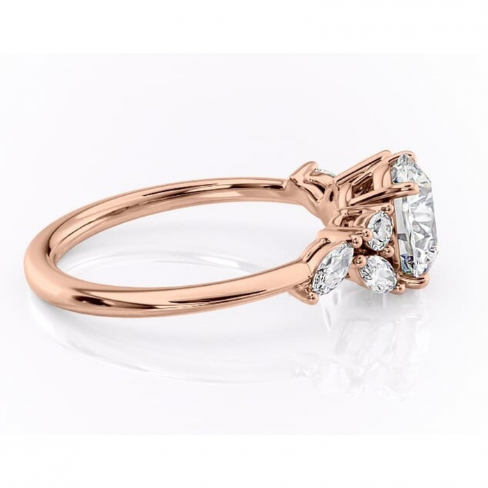 Inel de logodnă Emmeline din aur Rose 14kt cu moissanite tăietură rotundă – Pietre laterale rafinată pentru profil mediu | Personalizează și configurează gratuit online [2]