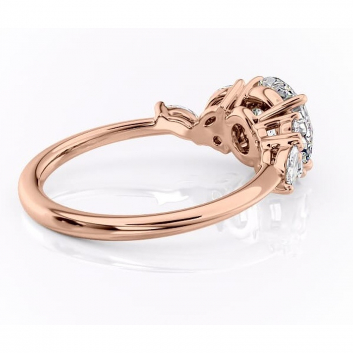 Inel de logodnă Emmeline din aur Rose 14kt cu moissanite tăietură rotundă – Pietre laterale rafinată pentru profil mediu | Personalizează și configurează gratuit online [3]