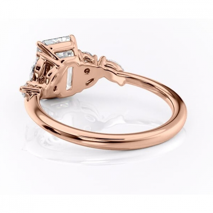 Inel de logodnă Emmeline din aur Rose 14kt cu moissanite tăietură smarald – Pietre laterale rafinată pentru profil mediu | Personalizează și configurează gratuit online [4]