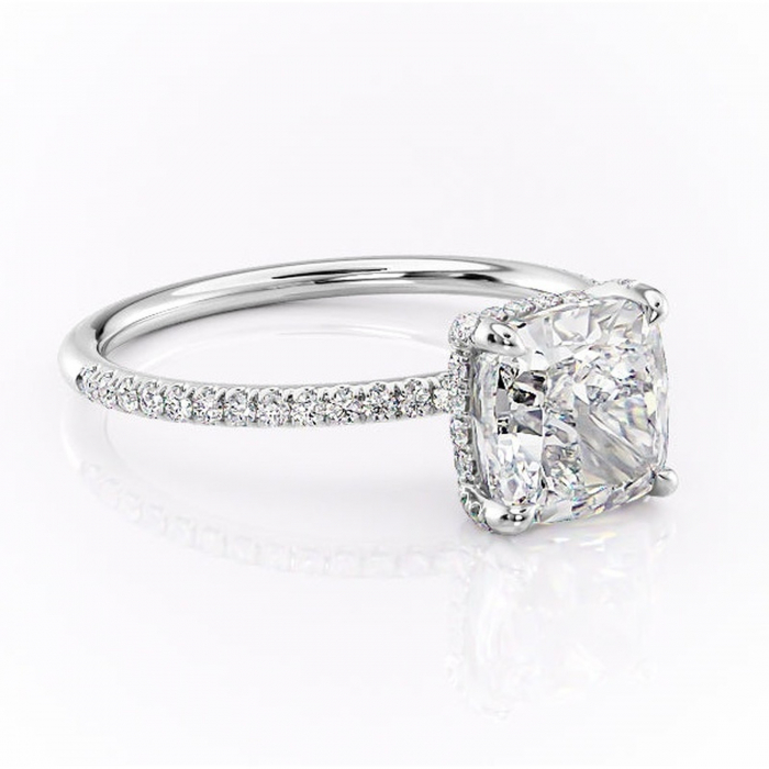 Inel de logodnă Estelle din aur Alb 14kt cu moissanite tăietură pernă – Montură pavé rafinată pentru profil înalt | Personalizează și configurează gratuit online [1]