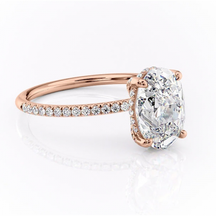 Inel de logodnă Estelle din aur Rose 18kt cu moissanite tăietură ovală – Montură pavé rafinată pentru profil înalt | Personalizează și configurează gratuit online [1]