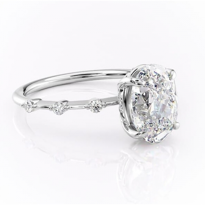 Inel de logodnă Evelina din aur Alb 14kt cu moissanite tăietură ovală – Solitar rafinată pentru profil mediu | Personalizează și configurează gratuit online [1]