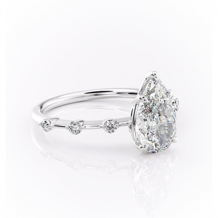 Inel de logodnă Evelina din aur Alb 14kt cu moissanite tăietură pară – Solitar rafinată pentru profil mediu | Personalizează și configurează gratuit online [1]