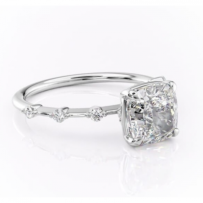 Inel de logodnă Evelina din aur Alb 14kt cu moissanite tăietură pernă – Solitar rafinată pentru profil mediu | Personalizează și configurează gratuit online [1]