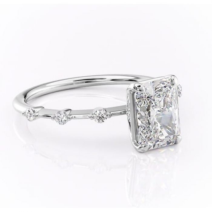 Inel de logodnă Evelina din aur Alb 14kt cu moissanite tăietură radiantă – Solitar rafinată pentru profil mediu | Personalizează și configurează gratuit online [1]