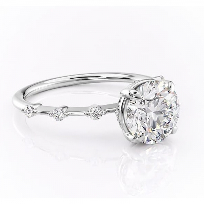 Inel de logodnă Evelina din aur Alb 14kt cu moissanite tăietură rotundă – Solitar rafinată pentru profil mediu | Personalizează și configurează gratuit online [1]