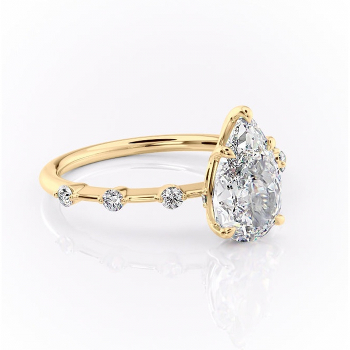 Inel de logodnă Evelina din aur Galben 18kt cu moissanite tăietură pară – Solitar rafinată pentru profil mediu | Personalizează și configurează gratuit online [1]