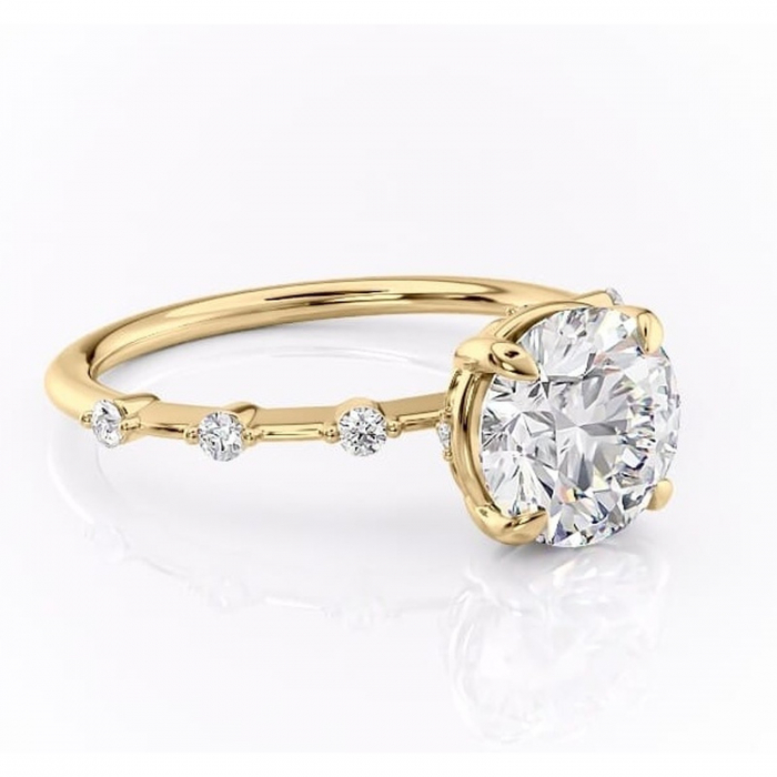 Inel de logodnă Evelina din aur Galben 14kt cu moissanite tăietură rotundă – Solitar rafinată pentru profil mediu | Personalizează și configurează gratuit online [1]