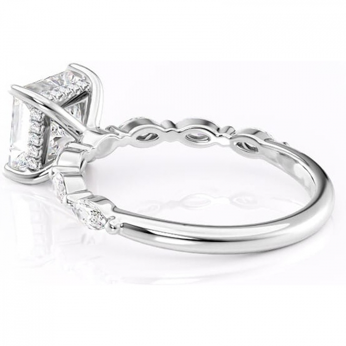 Inel de logodnă Everly din aur Alb 18kt cu moissanite tăietură princess – Pietre laterale rafinată pentru profil înalt | Personalizează și configurează gratuit online [5]