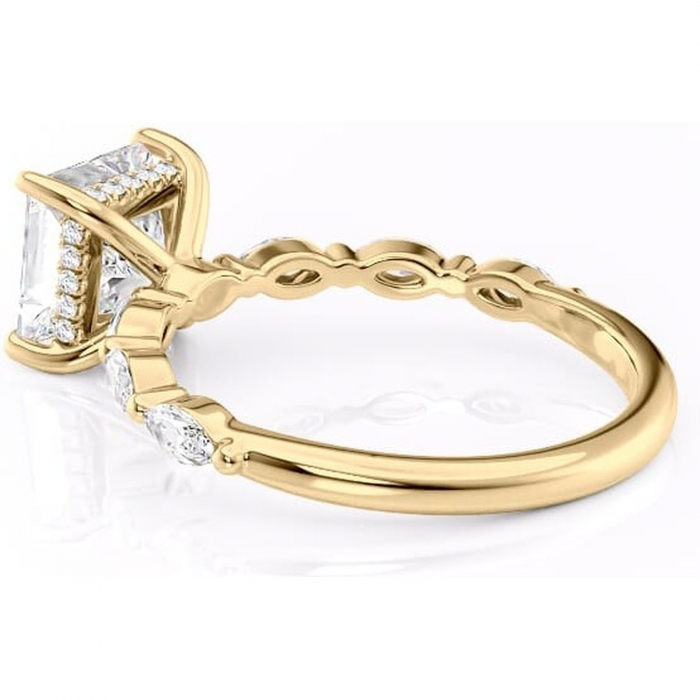 Inel de logodnă Everly din aur Galben 14kt cu moissanite tăietură princess – Pietre laterale rafinată pentru profil înalt | Personalizează și configurează gratuit online [5]