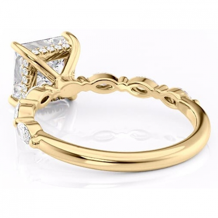 Inel de logodnă Everly din aur Galben 14kt cu moissanite tăietură princess – Pietre laterale rafinată pentru profil înalt | Personalizează și configurează gratuit online [4]