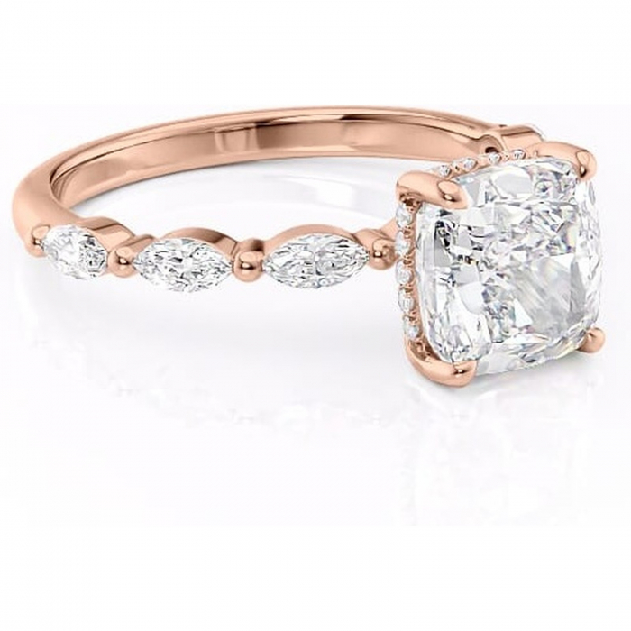 Inel de logodnă Everly din aur Rose 14kt cu moissanite tăietură pernă – Pietre laterale rafinată pentru profil înalt | Personalizează și configurează gratuit online [1]
