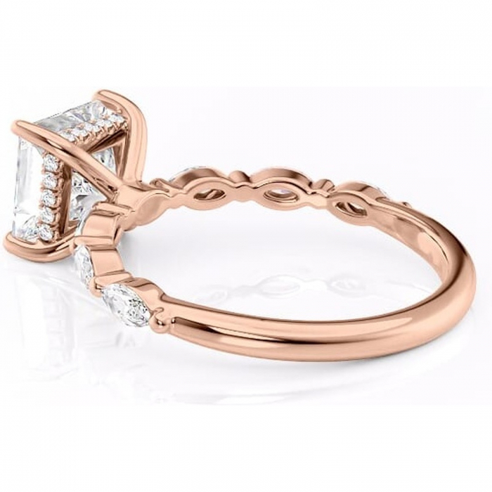 Inel de logodnă Everly din aur Rose 14kt cu moissanite tăietură princess – Pietre laterale rafinată pentru profil înalt | Personalizează și configurează gratuit online [5]