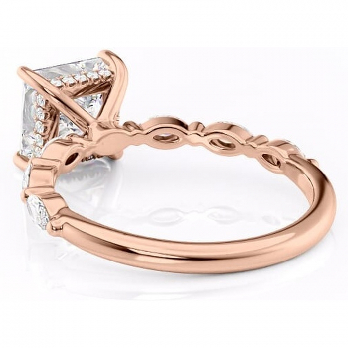 Inel de logodnă Everly din aur Rose 14kt cu moissanite tăietură princess – Pietre laterale rafinată pentru profil înalt | Personalizează și configurează gratuit online [4]