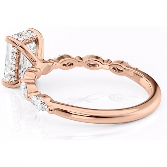 Inel de logodnă Everly din aur Rose 14kt cu moissanite tăietură smarald – Pietre laterale rafinată pentru profil înalt | Personalizează și configurează gratuit online [5]