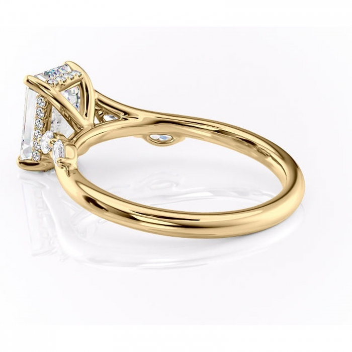Inel de logodnă Faelynn din aur Galben 14kt cu moissanite tăietură smarald – Pietre laterale rafinată pentru profil înalt | Personalizează și configurează gratuit online [5]