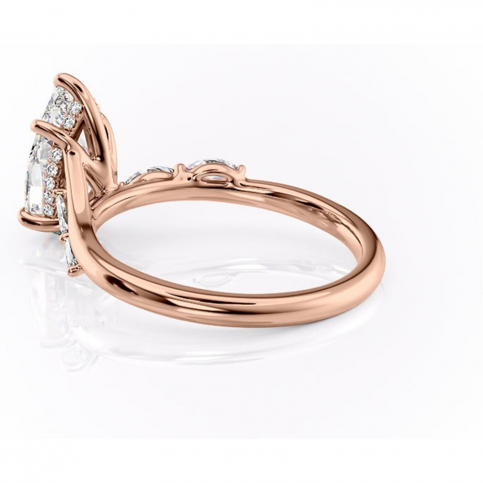 Inel de logodnă Faelynn din aur Rose 18kt cu moissanite tăietură pară – Pietre laterale rafinată pentru profil înalt | Personalizează și configurează gratuit online [5]
