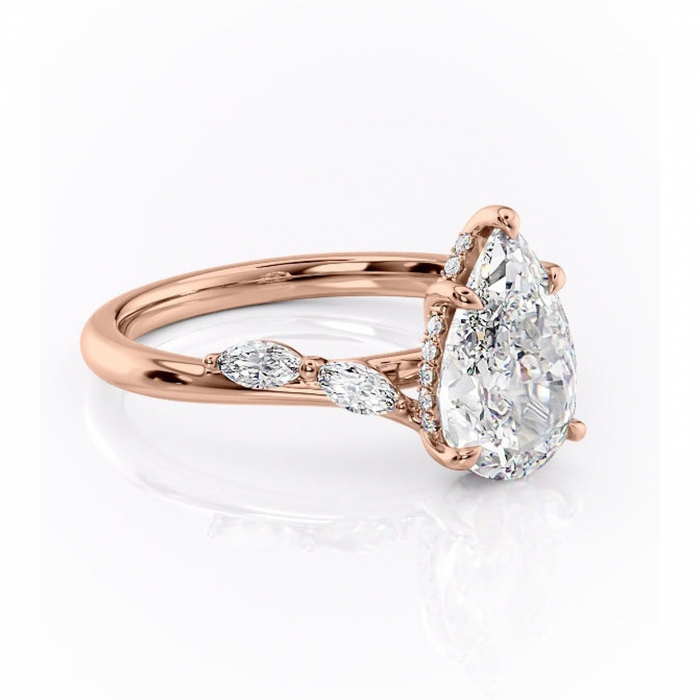Inel de logodnă Faelynn din aur Rose 18kt cu moissanite tăietură pară – Pietre laterale rafinată pentru profil înalt | Personalizează și configurează gratuit online [1]