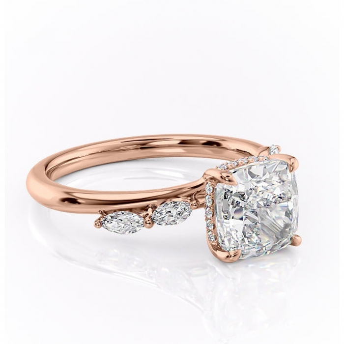 Inel de logodnă Faelynn din aur Rose 14kt cu moissanite tăietură pernă – Pietre laterale rafinată pentru profil înalt | Personalizează și configurează gratuit online [1]