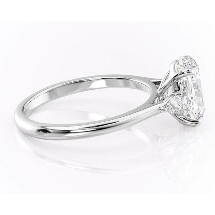 Inel de logodnă Felicity din aur Alb 14kt cu moissanite tăietură ovală – Solitar rafinată pentru profil înalt | Personalizează și configurează gratuit online [2]