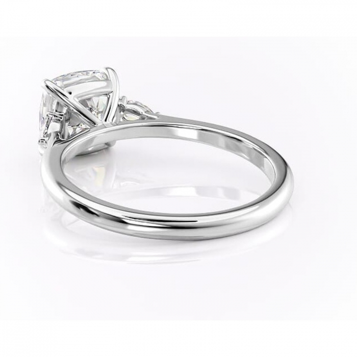 Inel de logodnă Felicity din aur Alb 14kt cu moissanite tăietură pernă – Solitar rafinată pentru profil înalt | Personalizează și configurează gratuit online [4]