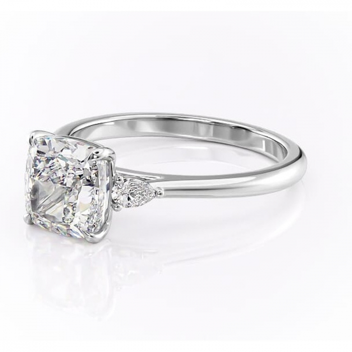 Inel de logodnă Felicity din aur Alb 14kt cu moissanite tăietură pernă – Solitar rafinată pentru profil înalt | Personalizează și configurează gratuit online [7]