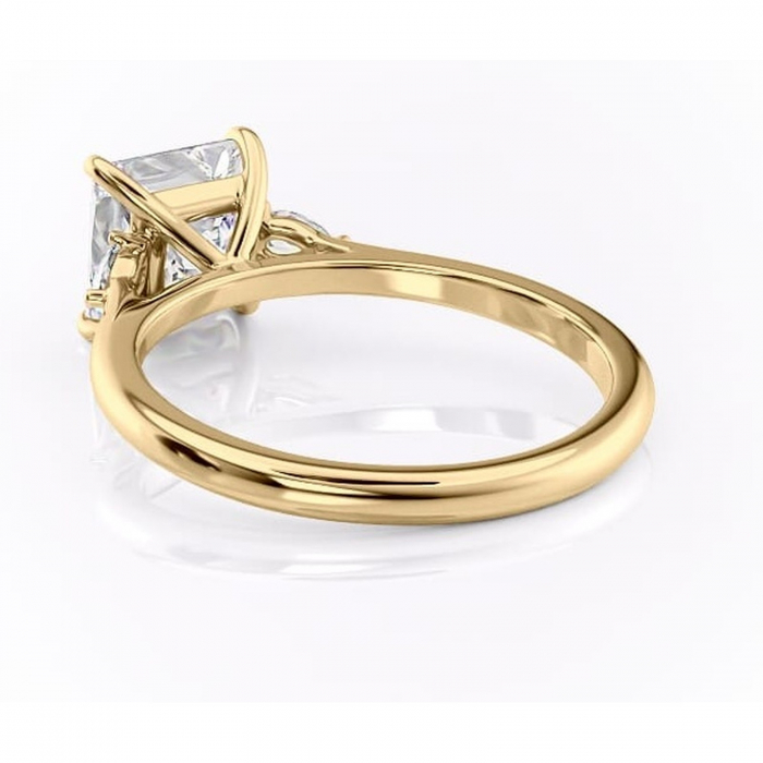 Inel de logodnă Felicity din aur Galben 18kt cu moissanite tăietură princess – Solitar rafinată pentru profil înalt | Personalizează și configurează gratuit online [4]