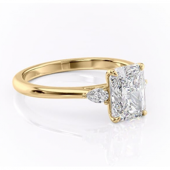 Inel de logodnă Felicity din aur Galben 14kt cu moissanite tăietură radiantă – Solitar rafinată pentru profil înalt | Personalizează și configurează gratuit online [1]