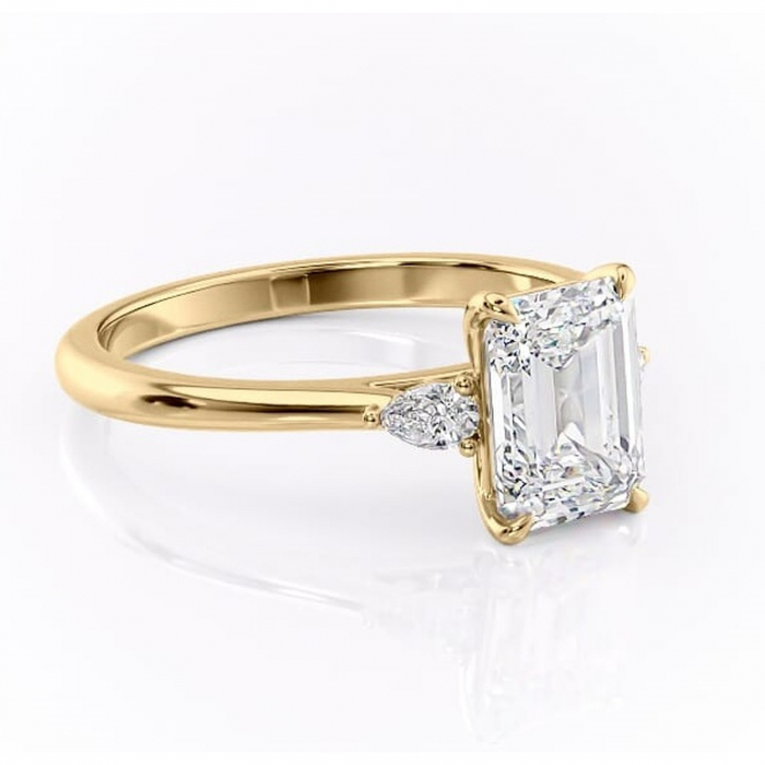 Inel de logodnă Felicity din aur Galben 18kt cu moissanite tăietură smarald – Solitar rafinată pentru profil înalt | Personalizează și configurează gratuit online [1]