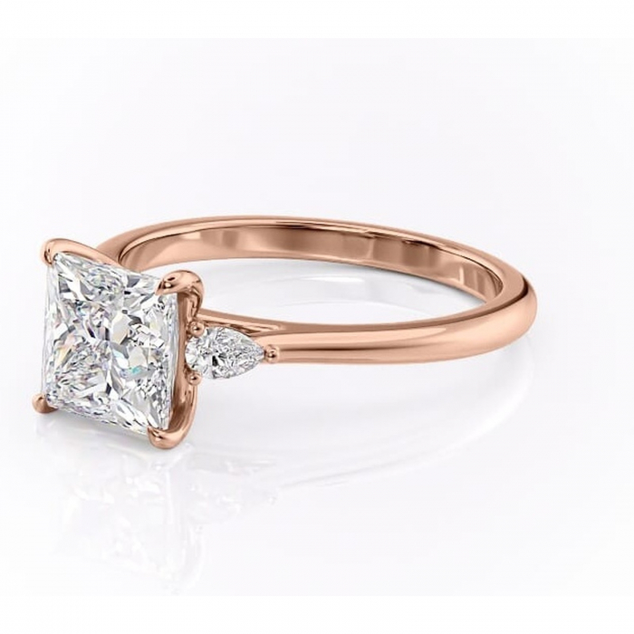 Inel de logodnă Felicity din aur Rose 14kt cu moissanite tăietură princess – Solitar rafinată pentru profil înalt | Personalizează și configurează gratuit online [7]