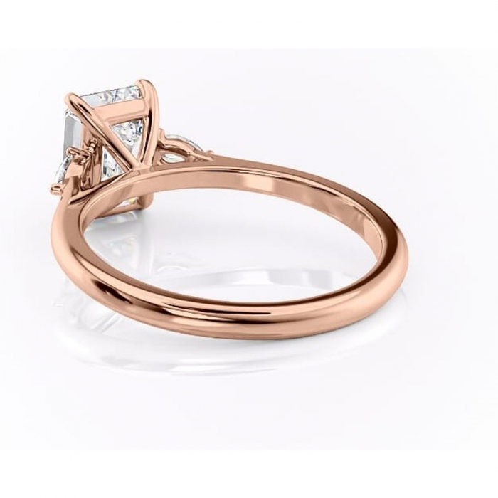 Inel de logodnă Felicity din aur Rose 18kt cu moissanite tăietură smarald – Solitar rafinată pentru profil înalt | Personalizează și configurează gratuit online [4]