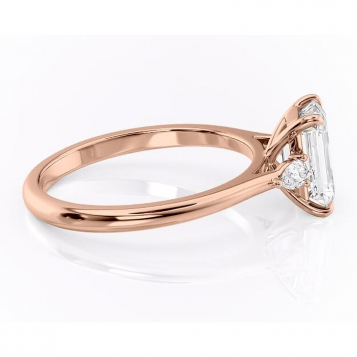 Inel de logodnă Felicity din aur Rose 18kt cu moissanite tăietură smarald – Solitar rafinată pentru profil înalt | Personalizează și configurează gratuit online [2]