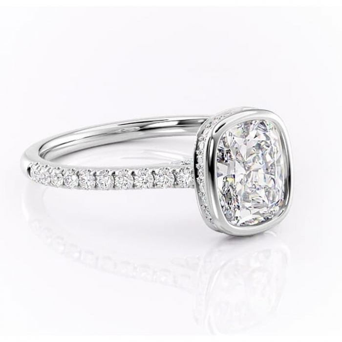 Inel de logodnă Fernelle din aur Alb 14kt cu moissanite tăietură pernă – Montură închisă rafinată pentru profil înalt | Personalizează și configurează gratuit online [1]