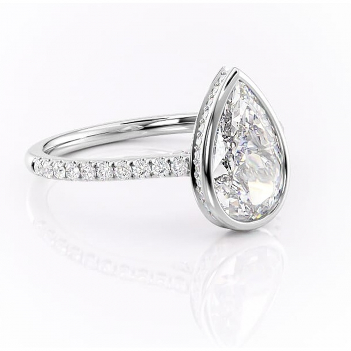 Inel de logodnă Fernelle din aur Alb 18kt cu moissanite tăietură pară – Montură închisă rafinată pentru profil înalt | Personalizează și configurează gratuit online [1]