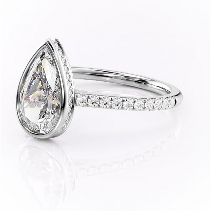 Inel de logodnă Fernelle din aur Alb 18kt cu moissanite tăietură pară – Montură închisă rafinată pentru profil înalt | Personalizează și configurează gratuit online [7]