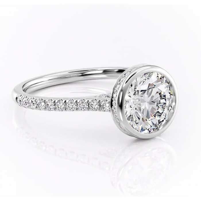 Inel de logodnă Fernelle din aur Alb 14kt cu moissanite tăietură rotundă – Montură închisă rafinată pentru profil înalt | Personalizează și configurează gratuit online [1]
