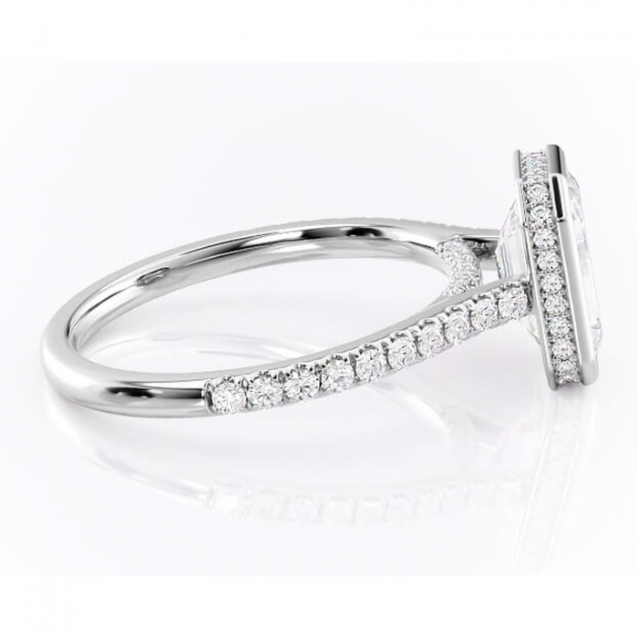 Inel de logodnă Fernelle din aur Alb 18kt cu moissanite tăietură smarald – Montură închisă rafinată pentru profil înalt | Personalizează și configurează gratuit online [2]