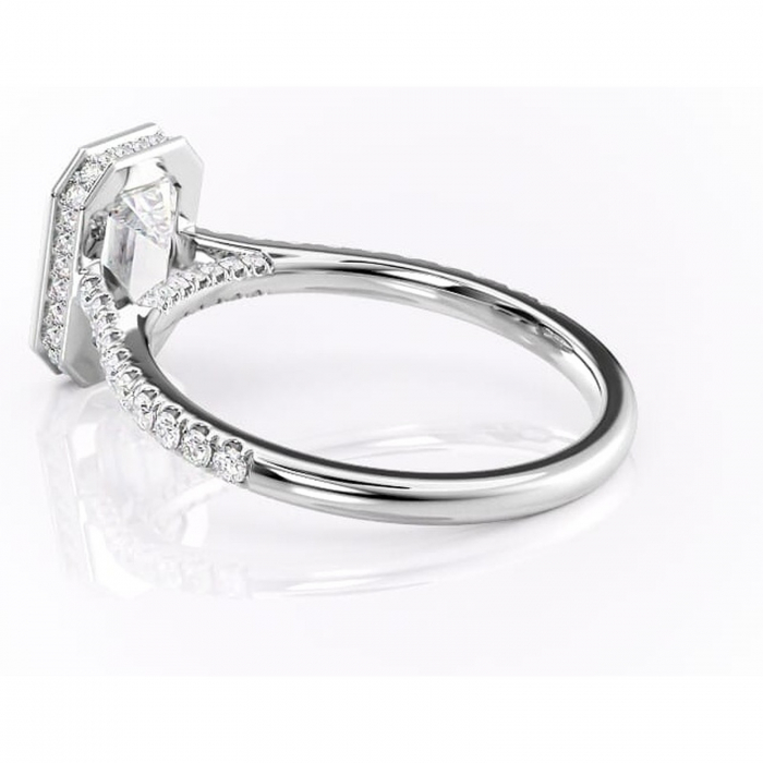 Inel de logodnă Fernelle din aur Alb 18kt cu moissanite tăietură smarald – Montură închisă rafinată pentru profil înalt | Personalizează și configurează gratuit online [5]