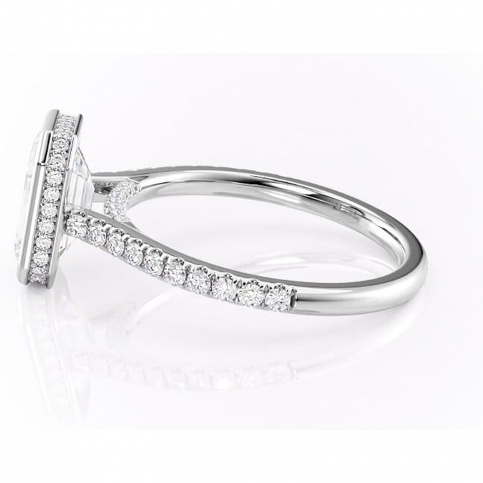 Inel de logodnă Fernelle din aur Alb 18kt cu moissanite tăietură smarald – Montură închisă rafinată pentru profil înalt | Personalizează și configurează gratuit online [6]