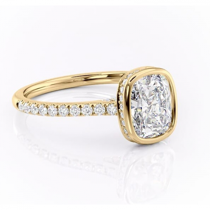 Inel de logodnă Fernelle din aur Galben 14kt cu moissanite tăietură pernă – Montură închisă rafinată pentru profil înalt | Personalizează și configurează gratuit online [1]