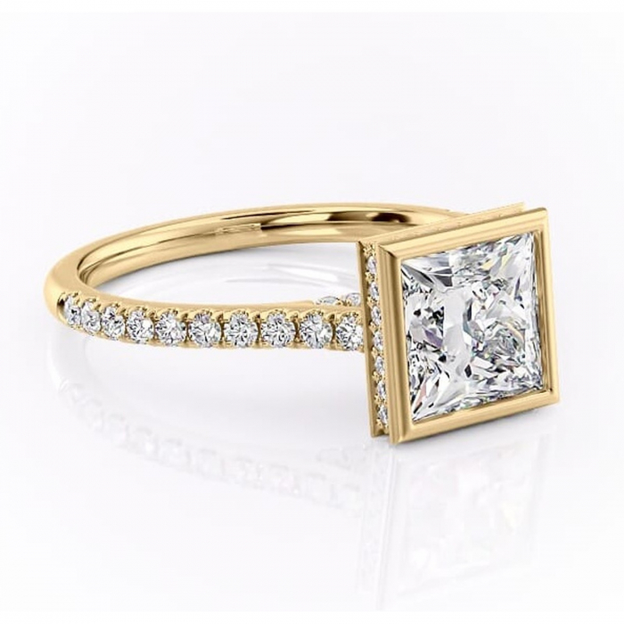 Inel de logodnă Fernelle din aur Galben 14kt cu moissanite tăietură princess – Montură închisă rafinată pentru profil înalt | Personalizează și configurează gratuit online [1]
