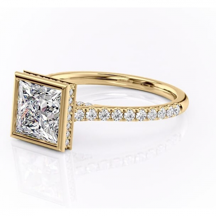 Inel de logodnă Fernelle din aur Galben 14kt cu moissanite tăietură princess – Montură închisă rafinată pentru profil înalt | Personalizează și configurează gratuit online [7]
