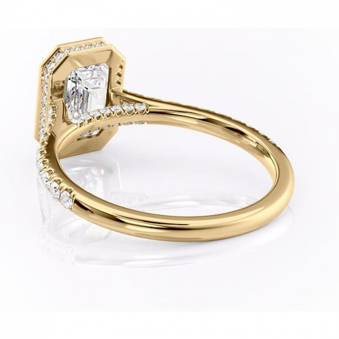 Inel de logodnă Fernelle din aur Galben 14kt cu moissanite tăietură smarald – Montură închisă rafinată pentru profil înalt | Personalizează și configurează gratuit online [4]