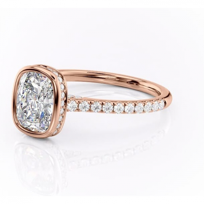 Inel de logodnă Fernelle din aur Rose 14kt cu moissanite tăietură pernă – Montură închisă rafinată pentru profil înalt | Personalizează și configurează gratuit online [7]