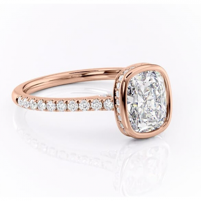 Inel de logodnă Fernelle din aur Rose 14kt cu moissanite tăietură pernă – Montură închisă rafinată pentru profil înalt | Personalizează și configurează gratuit online [1]