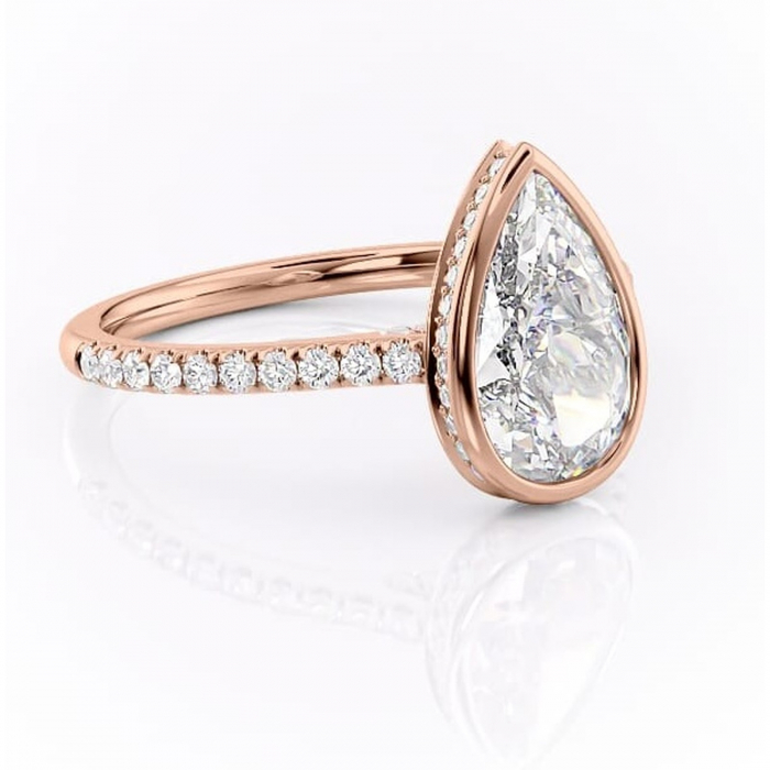 Inel de logodnă Fernelle din aur Rose 18kt cu moissanite tăietură pară – Montură închisă rafinată pentru profil înalt | Personalizează și configurează gratuit online [1]