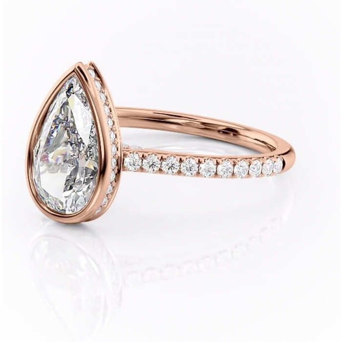 Inel de logodnă Fernelle din aur Rose 18kt cu moissanite tăietură pară – Montură închisă rafinată pentru profil înalt | Personalizează și configurează gratuit online [7]