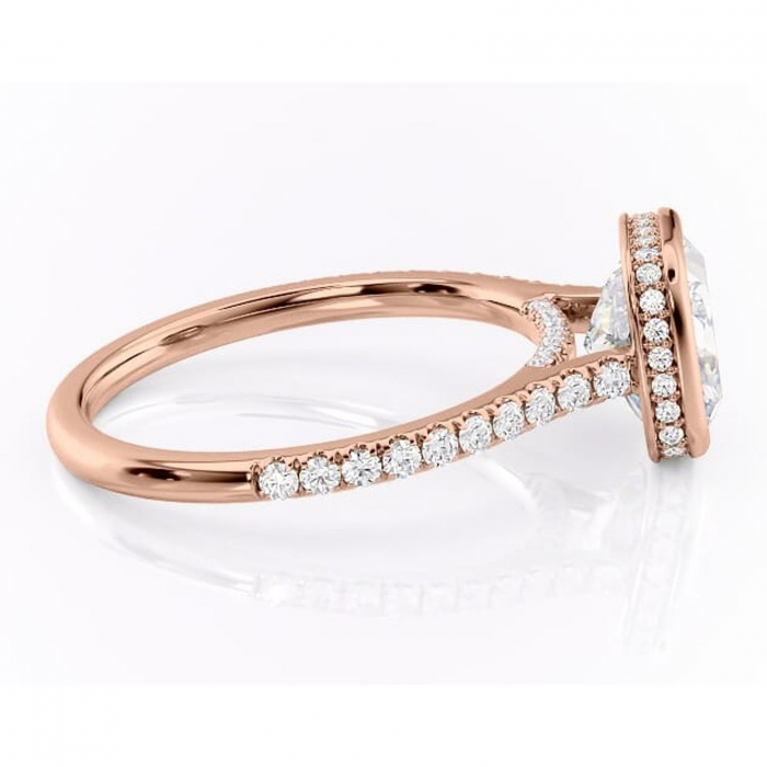 Inel de logodnă Fernelle din aur Rose 18kt cu moissanite tăietură pernă – Montură închisă rafinată pentru profil înalt | Personalizează și configurează gratuit online [2]